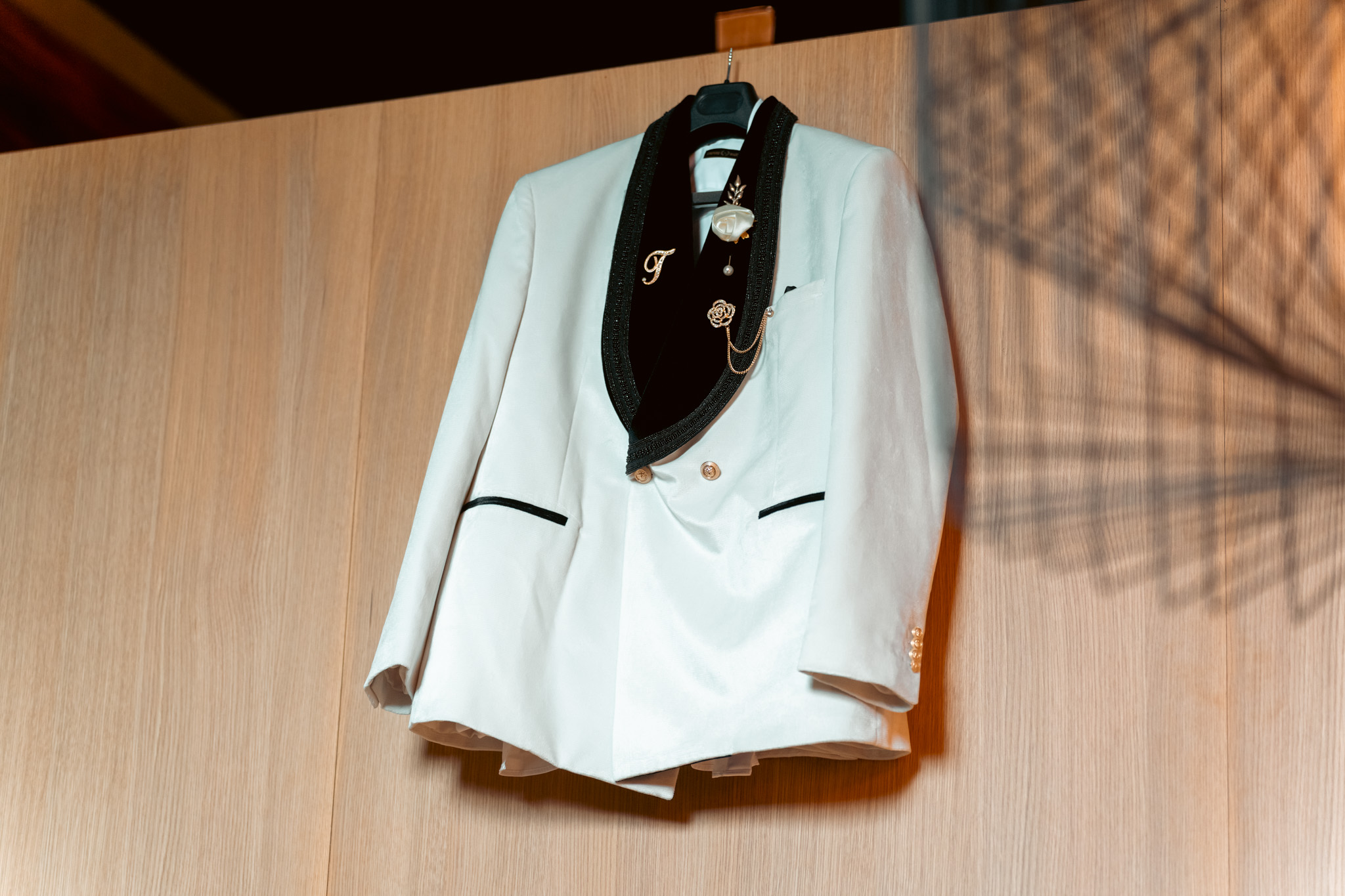 Costume suspendu